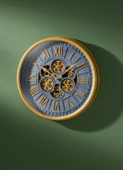Wanduhr mit sichtbaren Zahnrädern